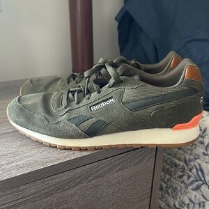 Size 11 gently worn Reebok Class Harman Run in the army green colorway…